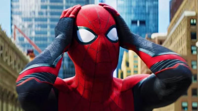 اسپایدرمن با دست هایش روی سرش در Spider-Man Far From Home، از بهترین فیلم های ابرقهرمانی پرفروش