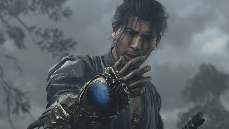 موساشی در حال بررسی دستکش اونی با چهره ای سردرگم در Onimusha بازی جدید: Way of the Sword