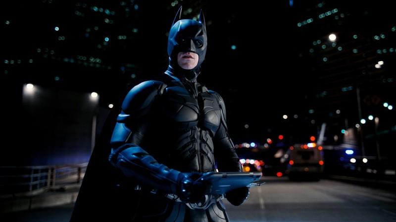 بتمن در حال نگه داشتن یک کنترلر در The Dark Knight Rises، از بهترین فیلم های ابرقهرمانی پرفروش