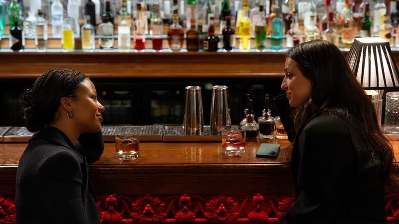 نقد Industry فصل 4: هارپر و یاسمین در یک بار نشسته اند