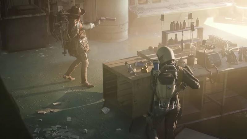 یه غارتگر در حال غارت کردن یه مغازه در حالی که یکی دیگه توی Arc Raiders نگهبانی میده. Arc Raiders Expeditions تغییرات در راه است.