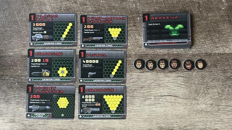 بررسی بازی رومیزی Doom Arena Board Game: نمای نزدیک از کارت های سلاح و ارتقا و شمارشگرهای سلامتی