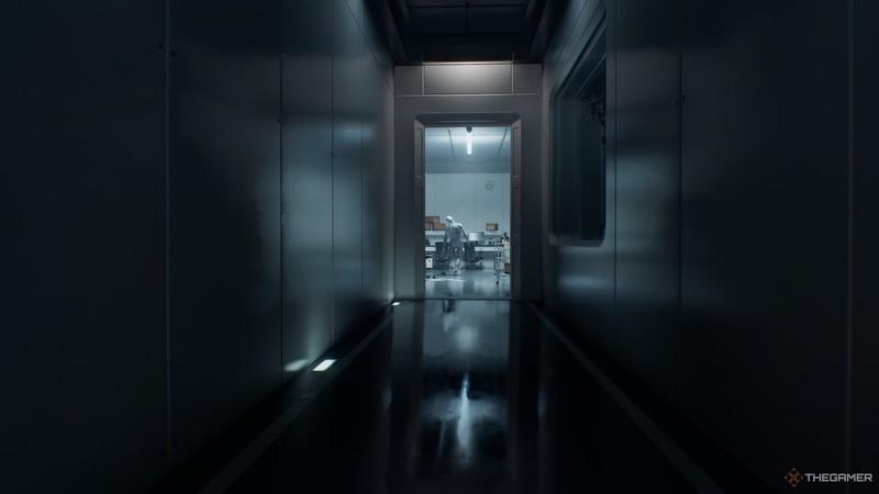 گریس آشکرافت تو آزمایشگاه آمبرلا در حالی که داره از لای در به یه هیولای جهش یافته توی راهرو نگاه می کنه. تجربه Resident Evil Requiem و بازسازی اول شخص.