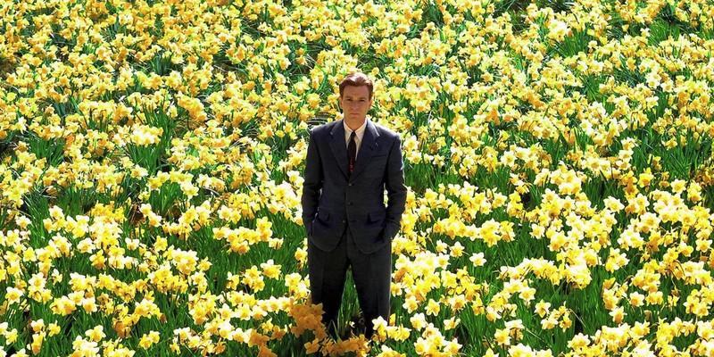 Big Fish شاهکار Tim Burton: ایوان مک گرگور در نقش ادوارد بلوم در مزرعه ای از گل های نرگس