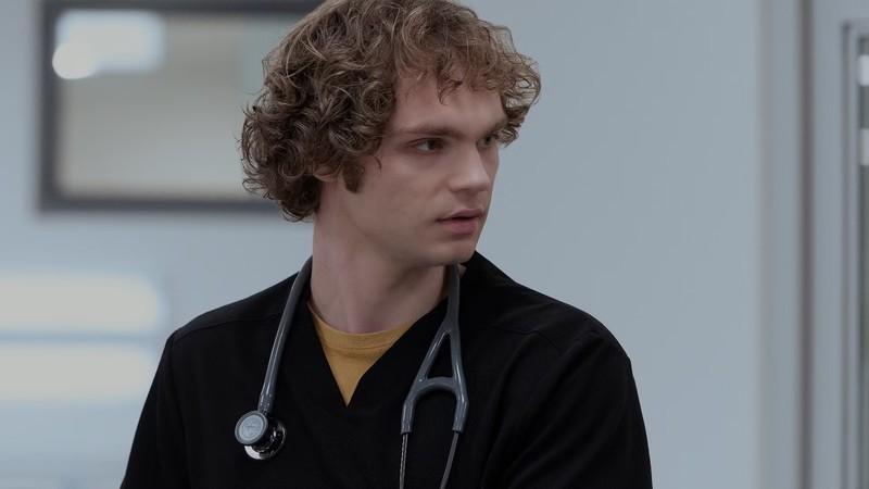 Ogilvie شخصیت منفور The Pitt در حال نگاه کردن به کنار در فصل 2