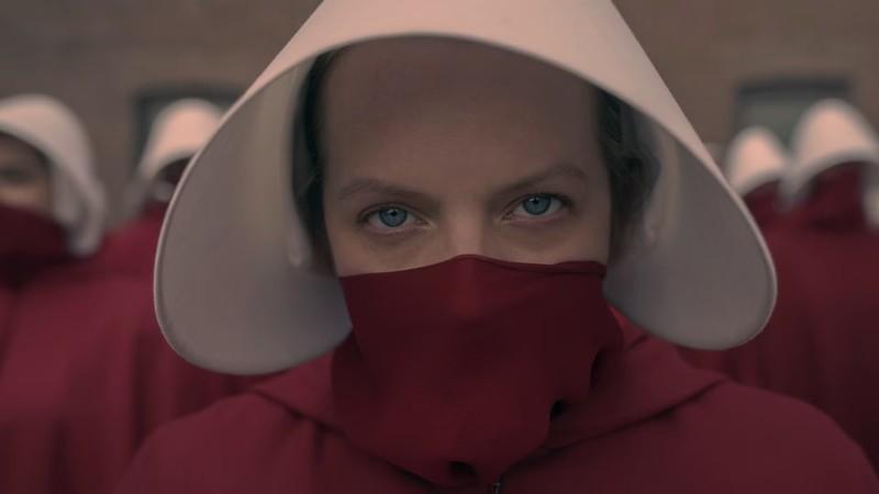 معرفی سریال The Handmaid’s Tale - نمای نزدیک از آفرد با ماسکش در فصل ششم