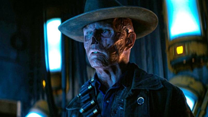 والتون گاگینز در نقش د گول در محفظه انجماد Vault-Tec