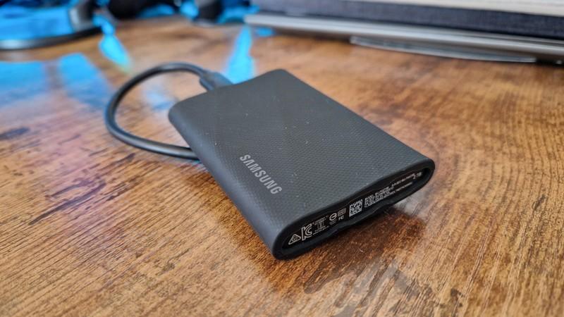 Samsung T9 SSD بهترین هارد اکسترنال گیمینگ روی میز بازی چوبی