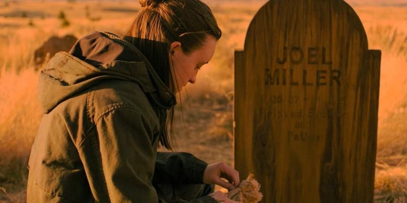 الی ویلیامز (بلا رمزی) هدیه ای را بر سر مزار جول میلر می گذارد در سریال The Last of Us فصل 2 قسمت 3 – بررسی بهترین و بدترین قسمت های The Last of Us