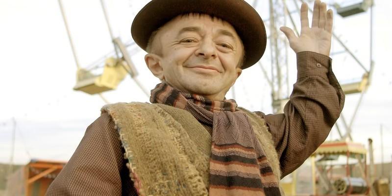 مایکل جی اندرسون در سریال Carnivale، در حال دست تکون دادن و لبخند زدن. امید به بازگشت Carnivàle HBO.