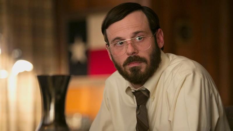 پیشنهاد سریال Halt and Catch Fire: اسکات مک نری با کت و شلوار روی کاناپه