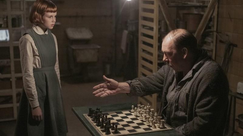 بث جوان در حال یادگیری شطرنج در The Queen's Gambit، داستانی که با Queen of Chess داستان واقعی مقایسه می شود.