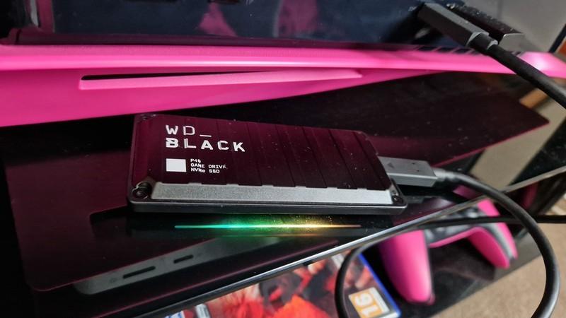 WD_Black P40 بهترین هارد اکسترنال گیمینگ در حال کار با PS5 صورتی