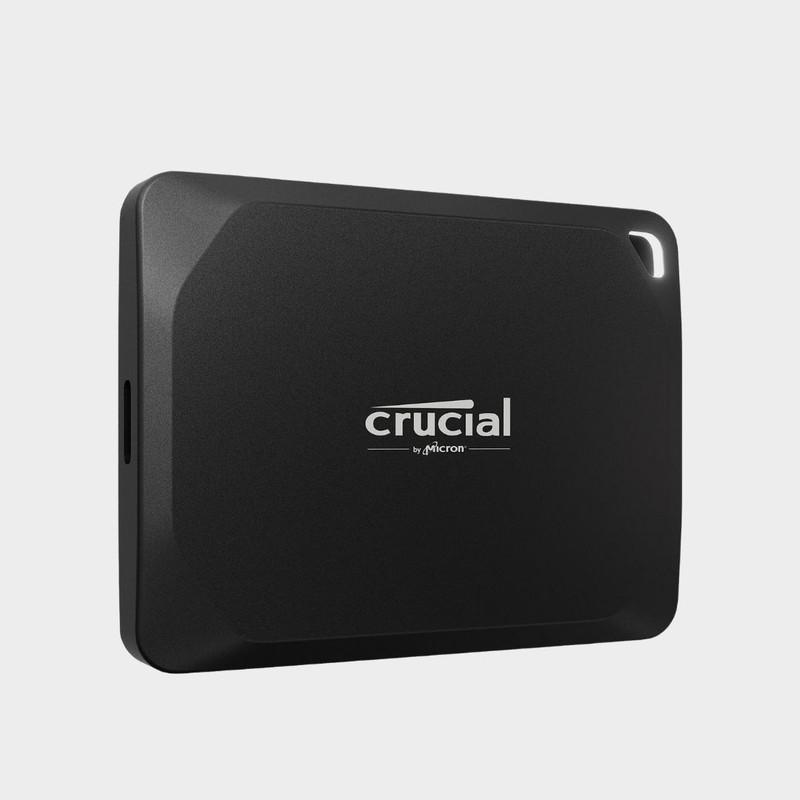 Crucial X10 Pro بهترین هارد اکسترنال گیمینگ روی پس زمینه خاکستری