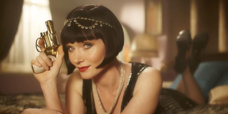فرین فیشر (اسی دیویس) در Miss Fisher's Murder Mysteries، سریالی معمایی شبیه Only Murders in the Building