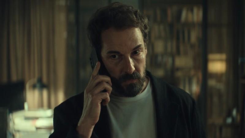 Man talking on the phone in سریال جاسوسی جدید Unfamiliar نتفلیکس