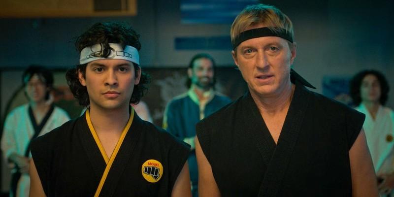میگل (شولو ماریدوئنا) و جانی لارنس (ویلیام زابکا) در فصل 6 قسمت 14 سریال Cobra Kai، یک فرنچایز الهام بخش برای جایگزین Cobra Kai مثل Way of the Warrior Kid.