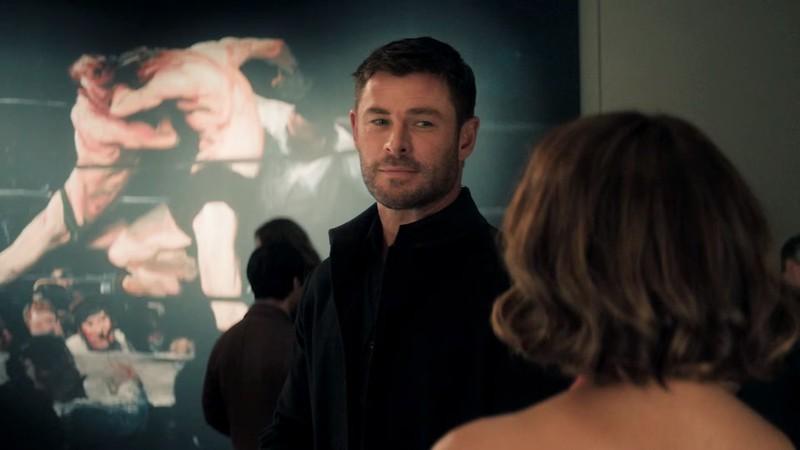 کریس همسورث در حال لبخند زدن به هلی بری در فیلم Crime 101. Crime 101 دلایل موفقیت فیلم