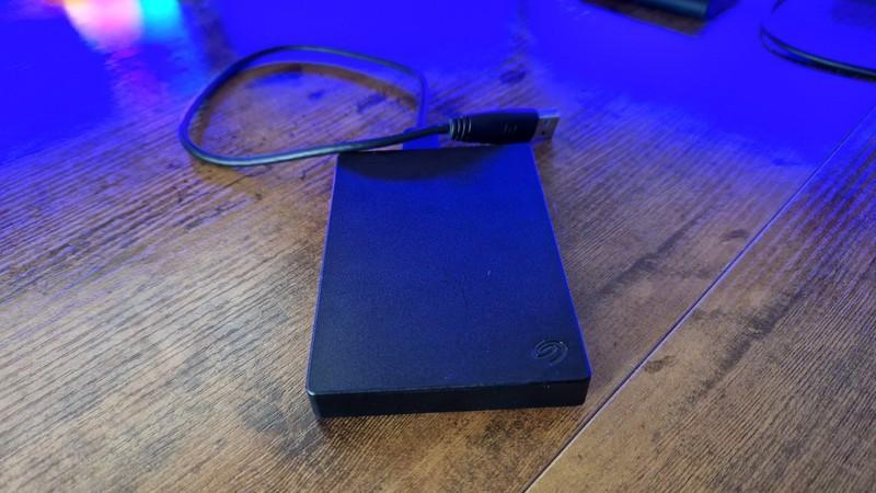 Seagate Portable Drive HDD بهترین هارد اکسترنال گیمینگ روی میز بازی