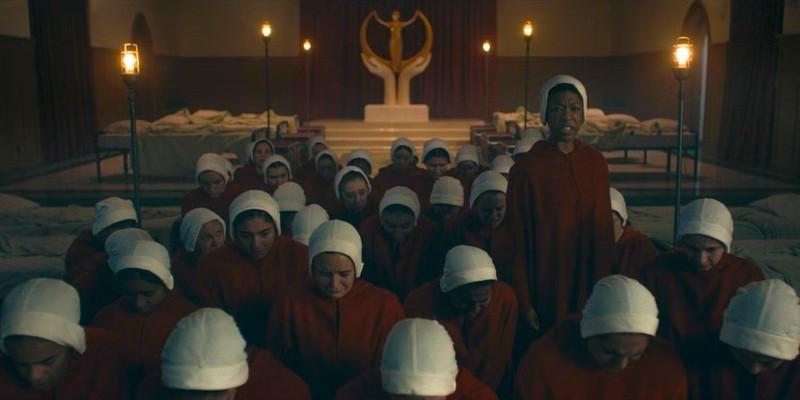 معرفی سریال The Handmaid’s Tale - مویرا (سمیرا وایلی) با لباس ندیمه اش