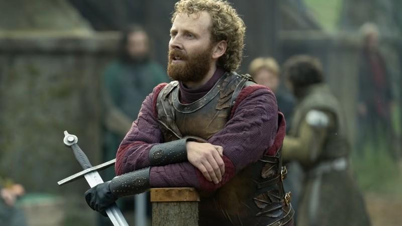 ادوارد اشلی در حالی که به شمشیر تکیه داده در A Knight of the Seven Kingdoms - بررسی A Knight of the Seven Kingdoms قسمت 4
