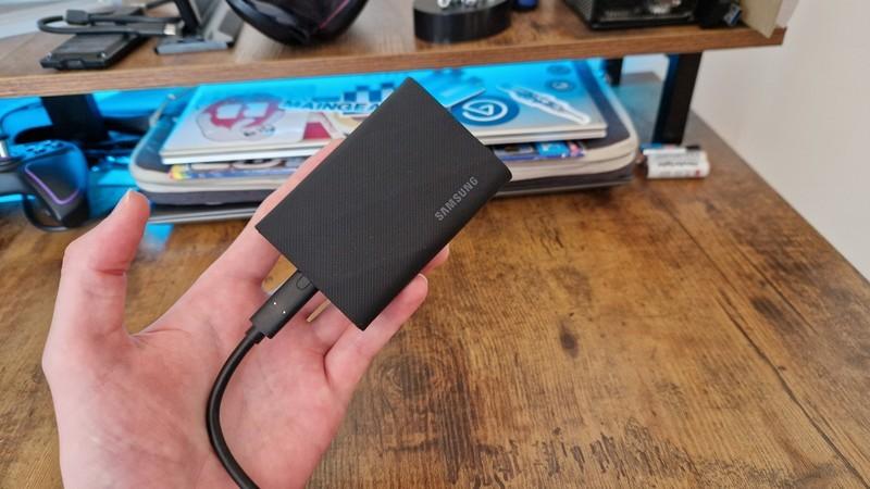 Samsung T9 SSD، یک بهترین هارد اکسترنال گیمینگ، در دستان یک بررسی کننده