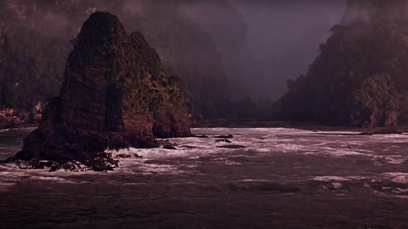 Jurassic Park: Survival معرفی بازی: a screenshot of the island where Jurassic Park is located at dawn.