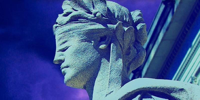 طرح جلد کتاب While Justice Sleeps که از کتاب های مشابه The Lincoln Lawyer است، مجسمه بانوی عدالت را نشان می دهد