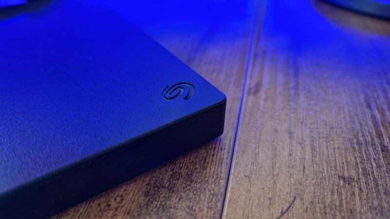 لوگوی حکاکی شده Seagate Portable Drive، یک بهترین هارد اکسترنال گیمینگ