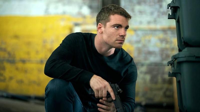 همه چیز درباره The Night Agent Season 4: گابریل باسو در نقش پیتر در حال پنهان شدن پشت جعبه ها