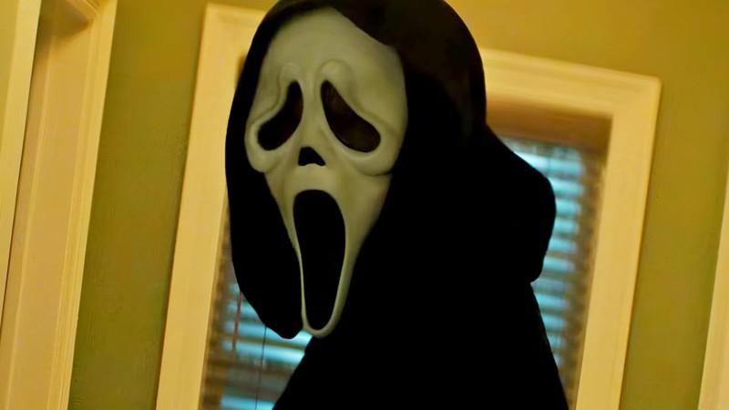 هویت قاتل Scream 7: گوست فیس در راهرویی ایستاده