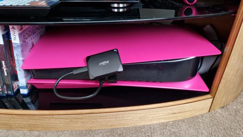 Crucial X10 Pro بهترین هارد اکسترنال گیمینگ روی PS5 صورتی