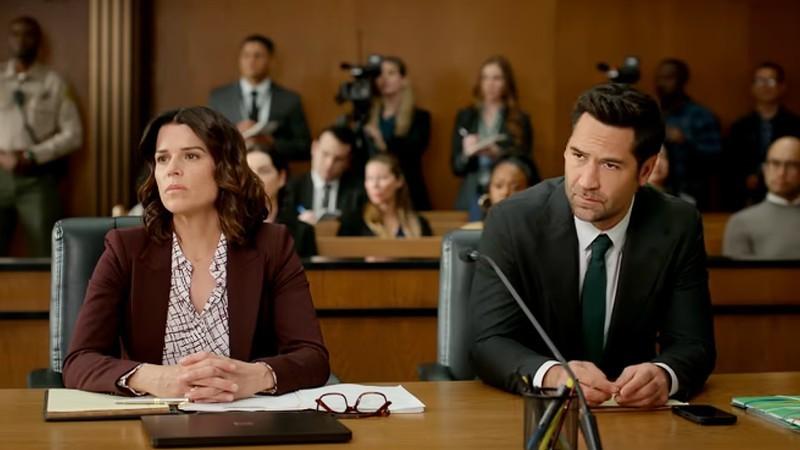 مگی و میکی در دادگاه در طول فصل چهارم The Lincoln Lawyer. موضوع اصلی مقاله، The Lincoln Lawyer رابطه مگی و میکی است.