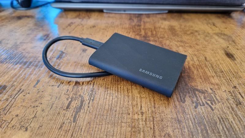 Samsung T9 SSD بهترین هارد اکسترنال گیمینگ روی کابل خود