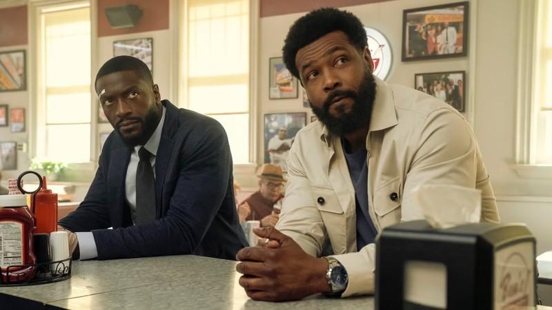 بررسی Cross فصل 2: الدیس هاج در نقش الکس کراس و آیزیا مصطفی در نقش جان سمپسون که توی یه غذاخوری در فصل دوم Cross نشستن