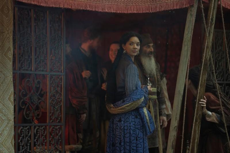 تنسیل در حال نگاه کردن به پشت سر، شخصیتی مهم در A Knight of the Seven Kingdoms فصل دوم