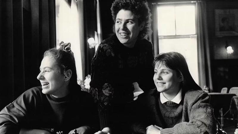 یک عکس قدیمی از جودیت پولگار و خواهراش در مستند نتفلیکس محصول 2026، Queen of Chess داستان واقعی.