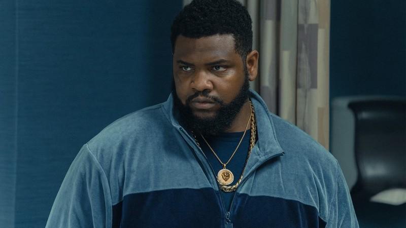 توبی بامتفا در نقش دورین بانی واشینگتن در قسمت 9 از فصل 4 سریال Mayor of Kingstown بهترین سریال