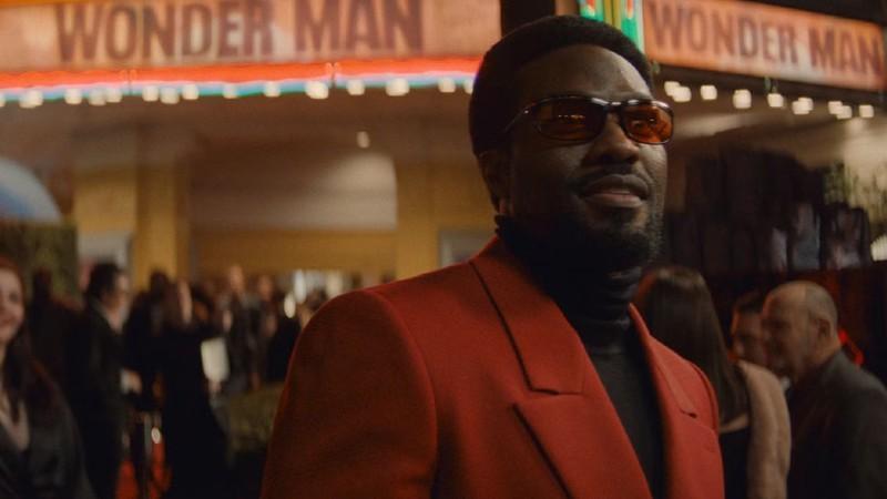 سایمون ویلیامز از Wonder Man جدید مارول که در اپیزود یوکا ولی هیجان زده به نظر می رسه