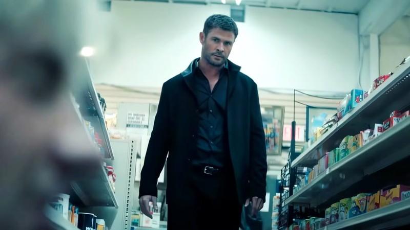 کریس همسورث عصبانی در حال نزدیک شدن به بری کیوگن در فیلم Crime 101. Crime 101 دلایل موفقیت فیلم