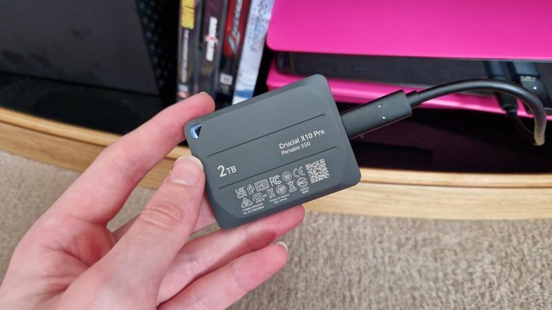 پشت Crucial X10 Pro بهترین هارد اکسترنال گیمینگ، نمایش ظرفیت 2TB و اطلاعات محصول