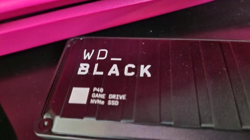 تصویر نزدیک WD_Black P40 بهترین هارد اکسترنال گیمینگ با نمایش برند و لوگو