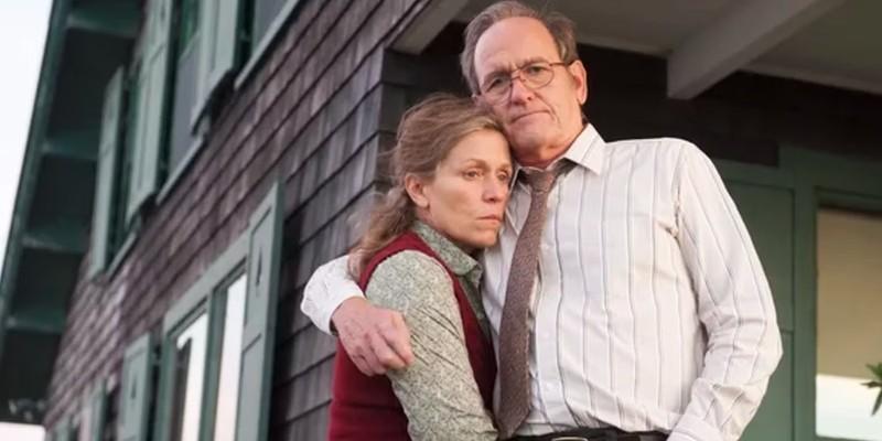 الیو (فرانسیس مک دورمند) و هنری (ریچارد جنکینز) در مینی سریال HBO Olive Kitteridge همدیگه رو بغل کردن