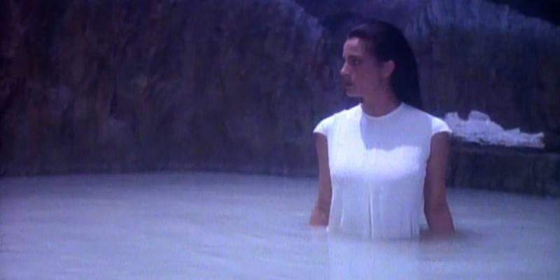 Terry Farrell as Jadzia Dax, a precursor to the Dax جدید Star Trek, in the Trill symbiont caves.