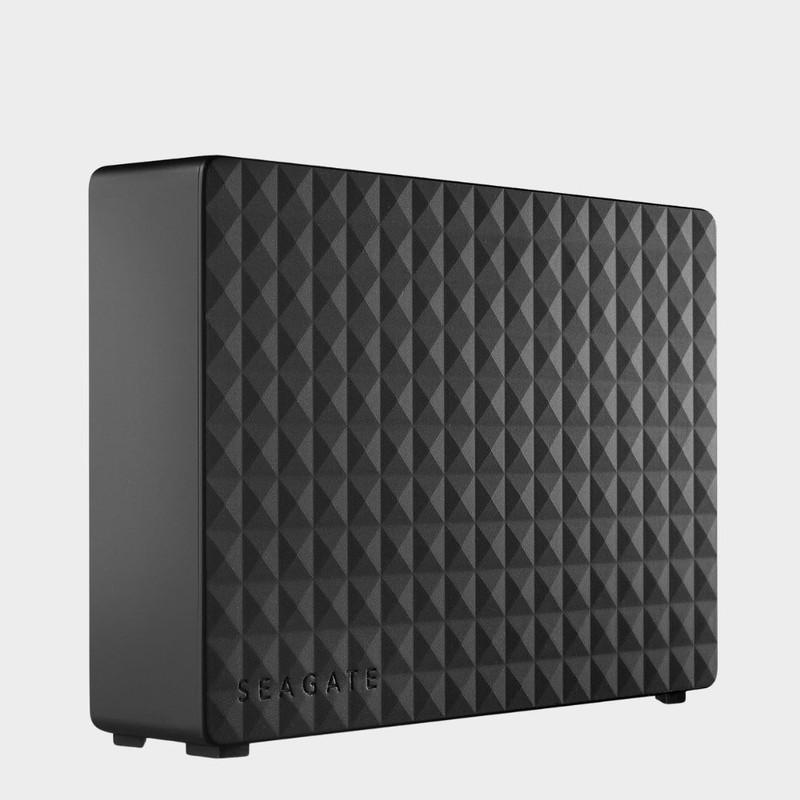 Seagate Expansion Drive، یک بهترین هارد اکسترنال گیمینگ برای ظرفیت بالا، روی پس زمینه خاکستری