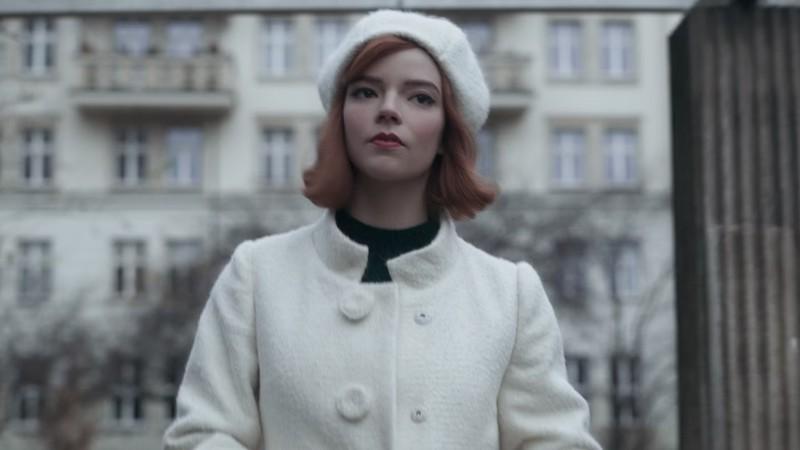 آنیا تیلور-جوی در نقش الیزابت هارمون در The Queen's Gambit، ارتباط با Queen of Chess داستان واقعی.