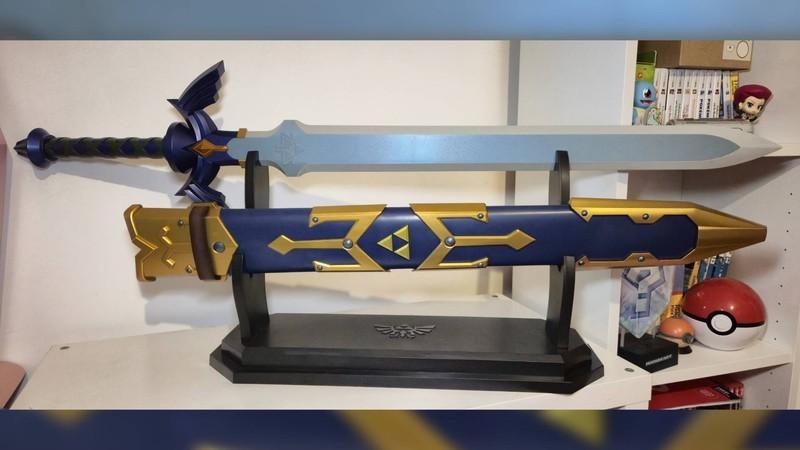 تصویری از ماکت اصلی Master Sword سری Proplica برند Bandai روی پایه نمایشش.