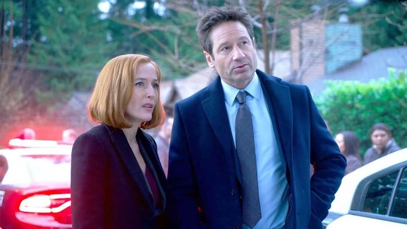 گیلین اندرسون و دیوید دوکاونی در صحنه ای از فصل 11 سریال The X-Files؛ چرا The X-Files دیگر ساخته نمی شود