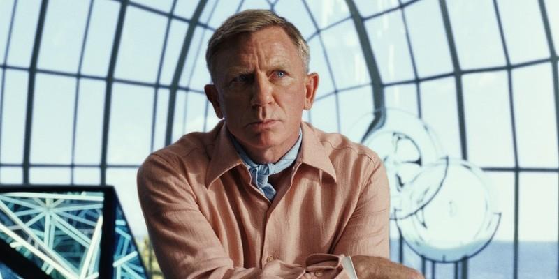 دنیل کریگ در نقش بنوا بلانک در سریال Knives Out متفاوت Glass Onion که سردرگم به نظر می رسه