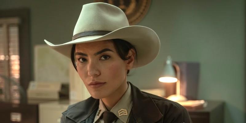 جسیکا متن در نقش برنادت مانوئلیتو در حال نگاه کردن به دوربین در سریال Dark Winds - نقد Dark Winds فصل 4